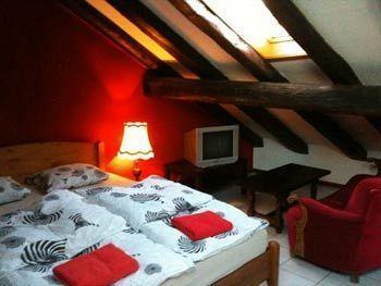 Aux Chambres Du Banneret Hotel