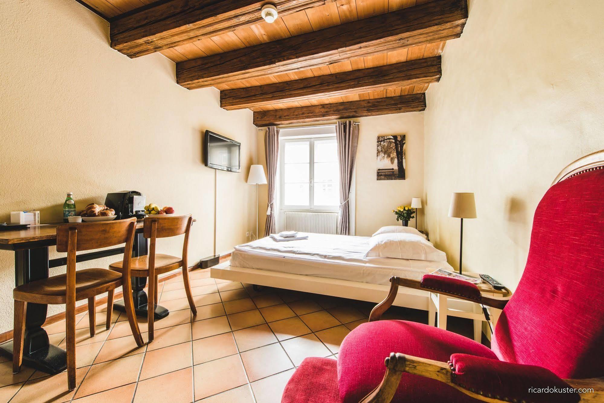 Aux Chambres Du Banneret 2* Neuchatel